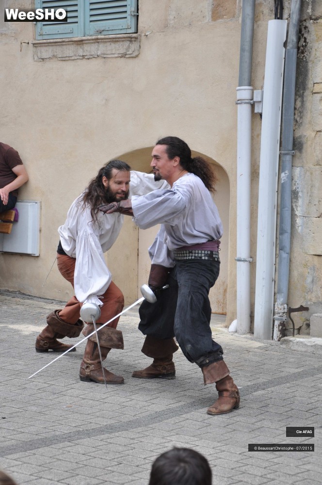 10/47 photos du spectacle L'histoire des 3 Mousquetaires racontée à Deux en 1/2 heure