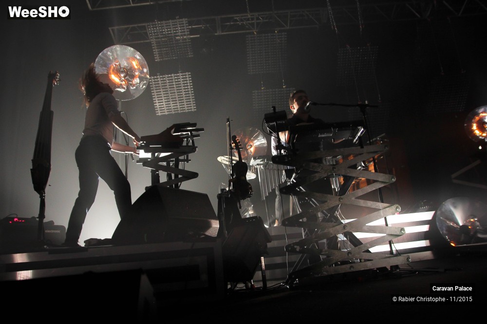10/44 photos du spectacle Caravan Palace