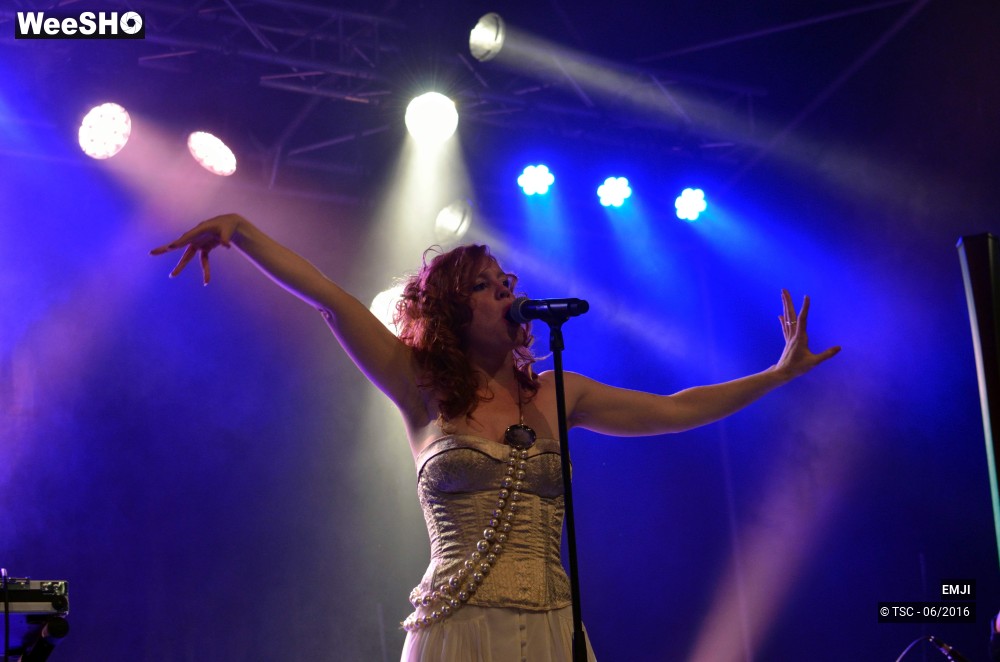 20/22 photos du spectacle EMJI