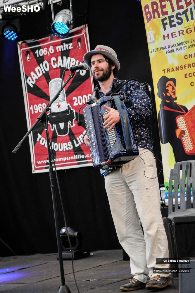 2/27 photos du spectacle Qui Sifflote S'implique