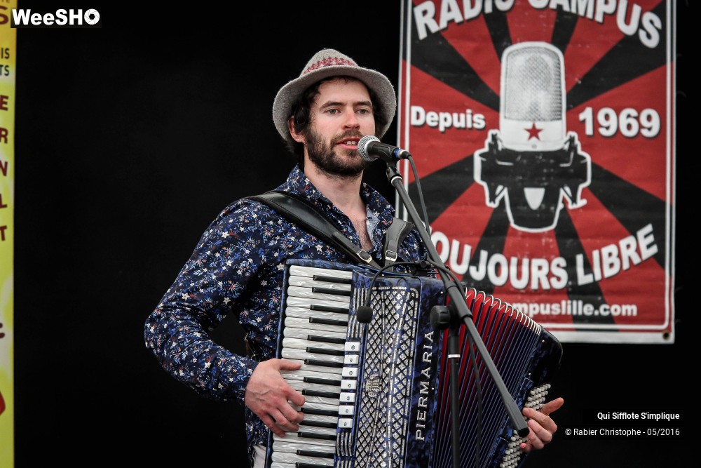 15/27 photos du spectacle Qui Sifflote S'implique