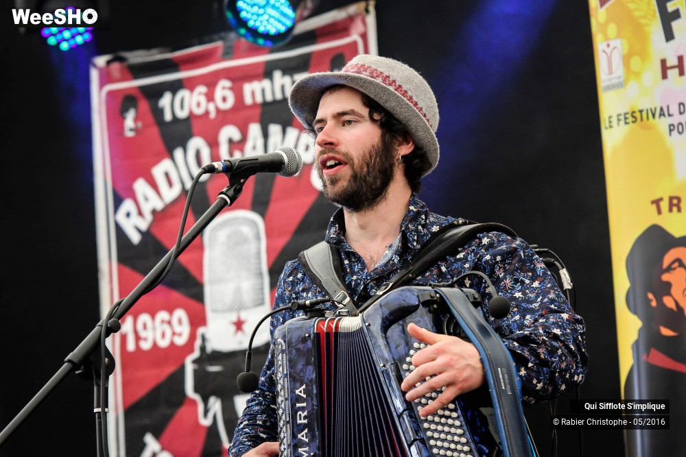 19/27 photos du spectacle Qui Sifflote S'implique