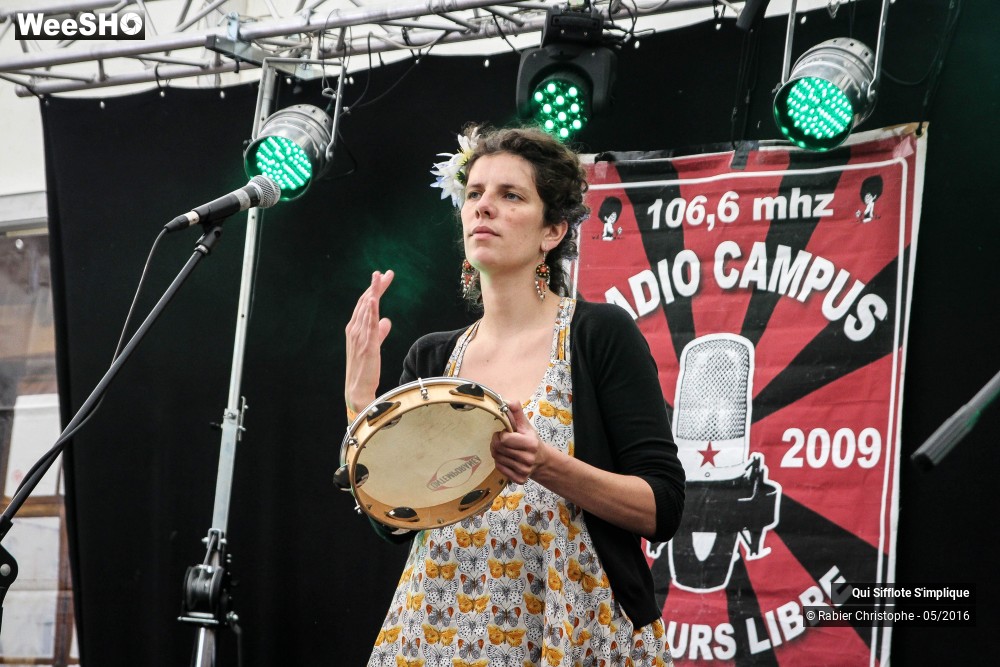 26/27 photos du spectacle Qui Sifflote S'implique