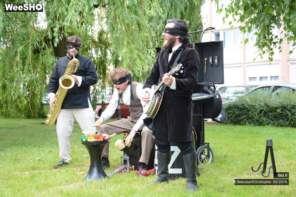 17/19 photos du spectacle Absurd Street Rock