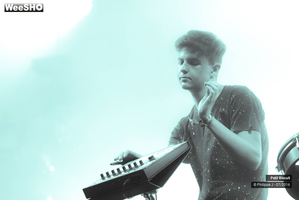 2/9 photos du spectacle Petit Biscuit