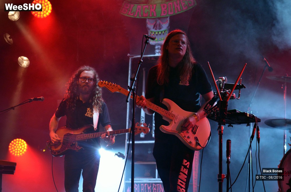 16/19 photos du spectacle Black Bones