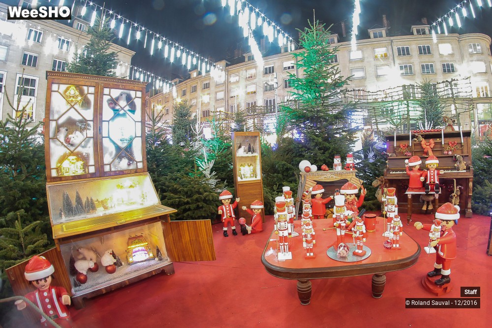 16/49 photos du spectacle voyage au coeur du village de noel