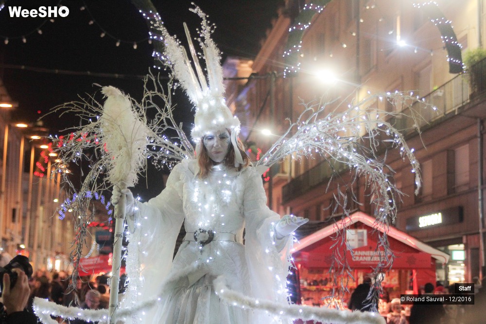 49/49 photos du spectacle voyage au coeur du village de noel