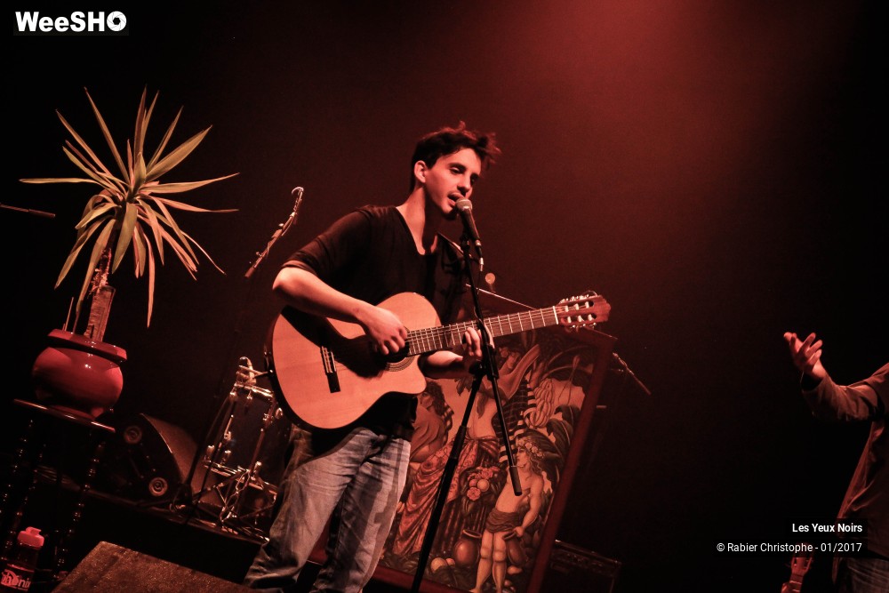 42/42 photos du spectacle Les yeux noirs