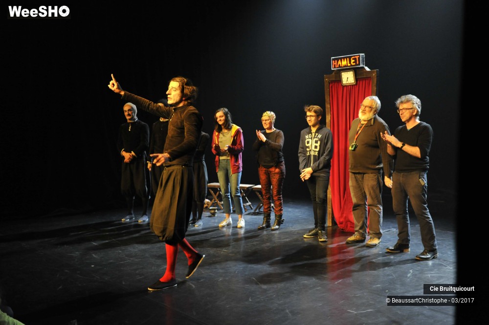 6/44 photos du spectacle Hamlet en 30 minutes