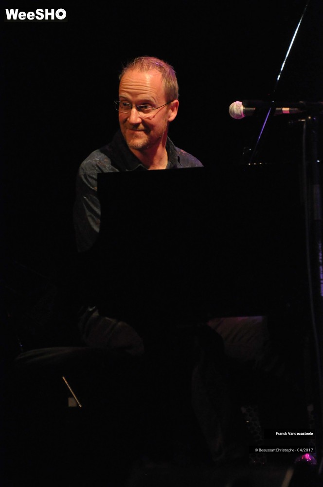 25/30 photos du spectacle Franck Chante l'Amour