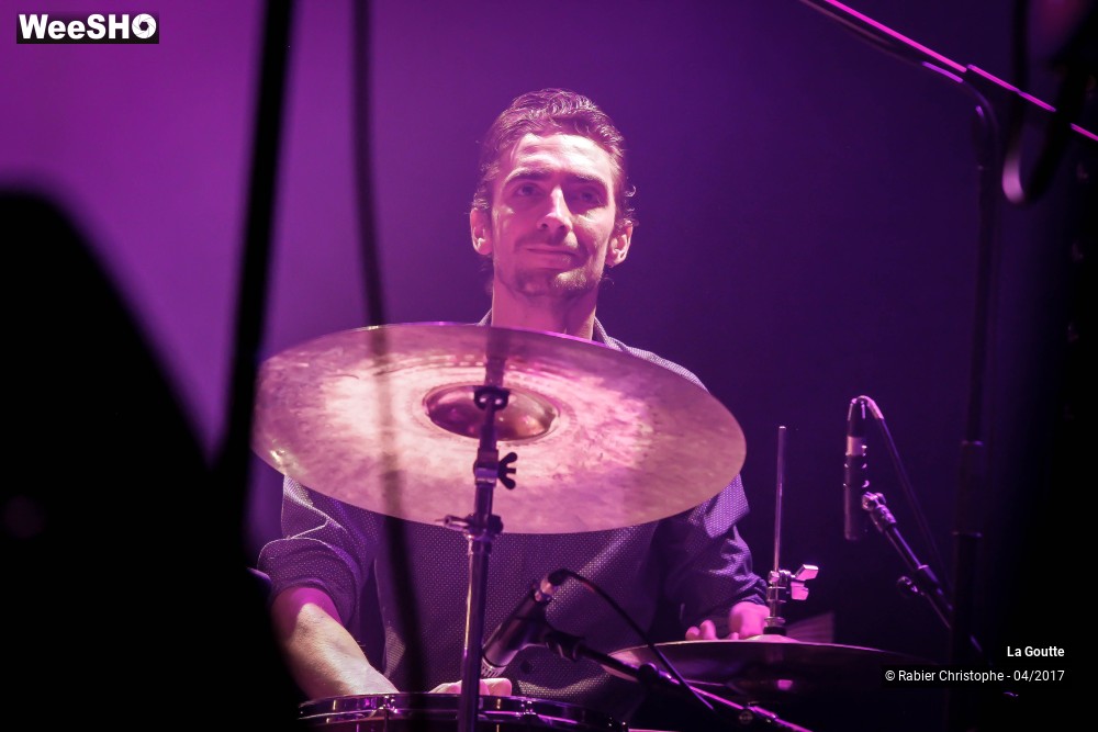 21/43 photos du spectacle La goutte 