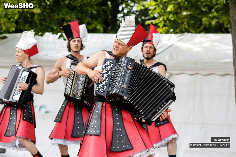 14/42 photos du spectacle ca va valser