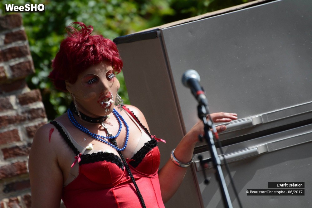 22/44 photos du spectacle Mais qui donc a la main mise sur moi ?