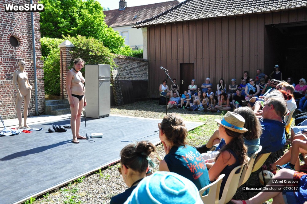 43/44 photos du spectacle Mais qui donc a la main mise sur moi ?