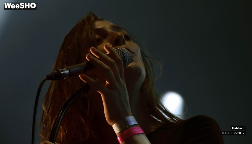 4/9 photos du spectacle Fishbach