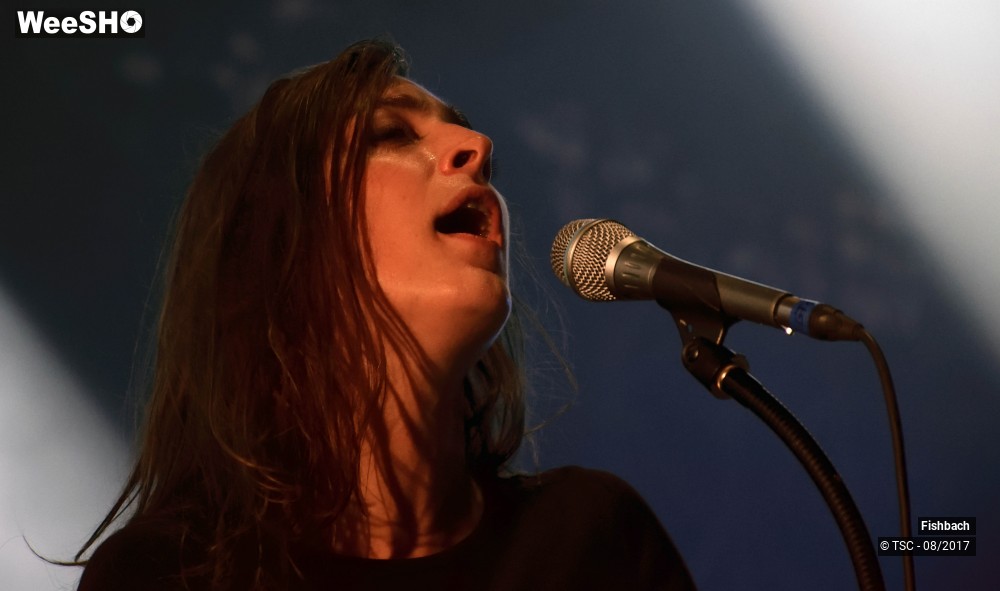 5/9 photos du spectacle Fishbach