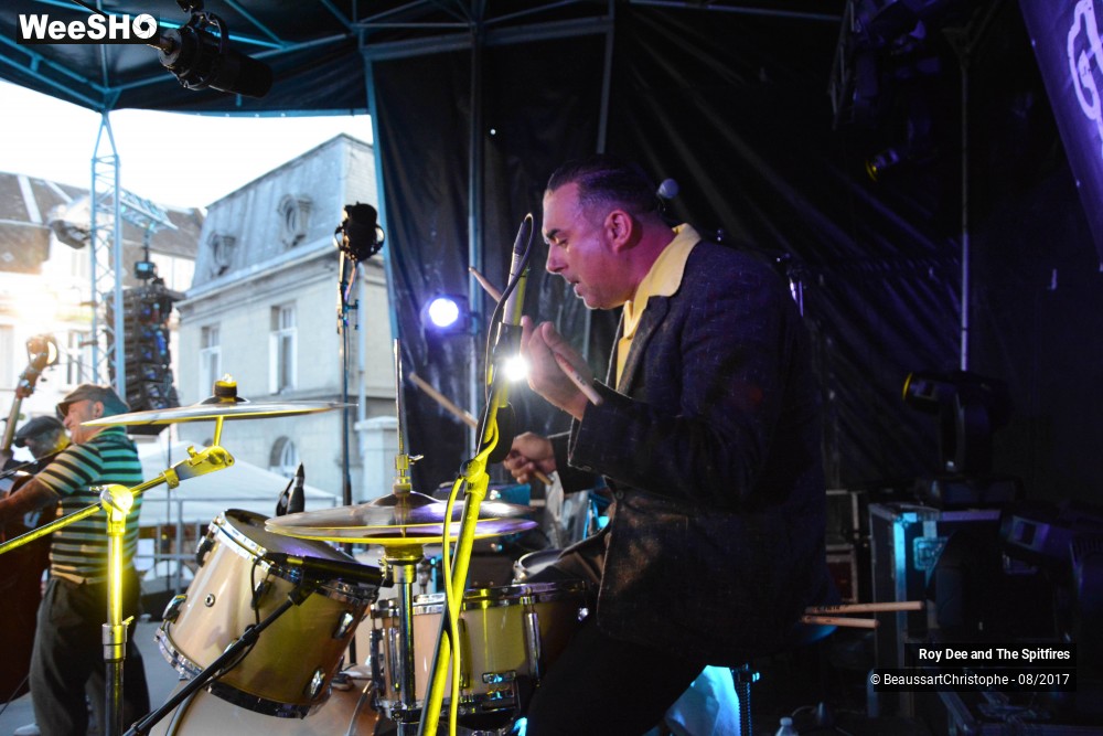 17/21 photos du spectacle Roy Dee and The Spitfires
