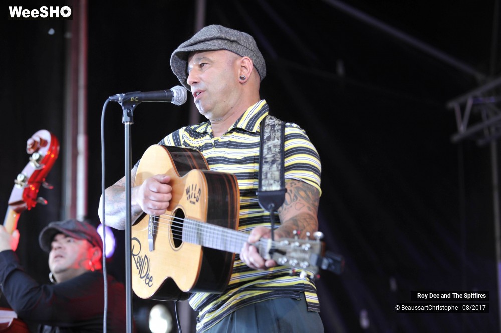 18/21 photos du spectacle Roy Dee and The Spitfires