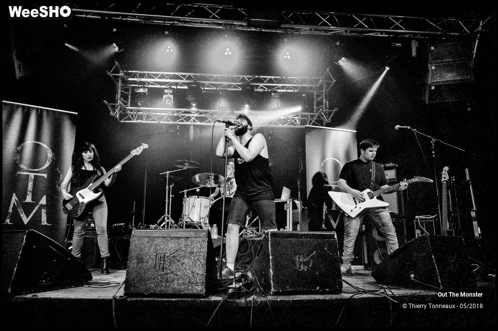 35/39 photos du spectacle Out The Monster