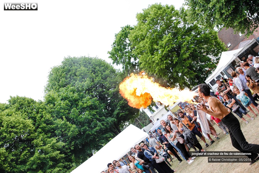 19/21 photos du spectacle jongleur et cracheur de feu de valenciennes