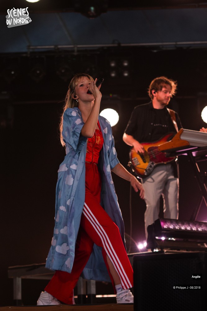 15/16 photos du spectacle Angèle