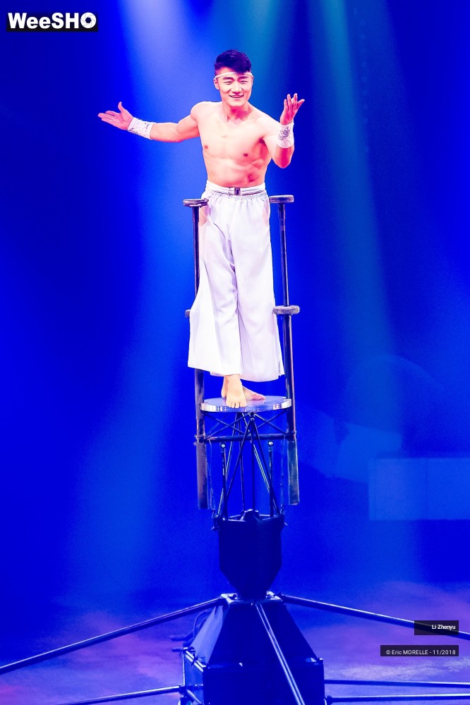 16/50 photos du spectacle Li Zhenyu - Equilibriste