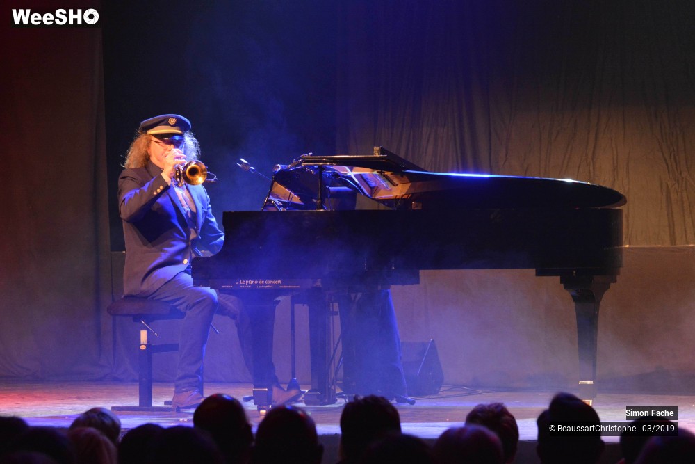28/47 photos du spectacle Simon Fache