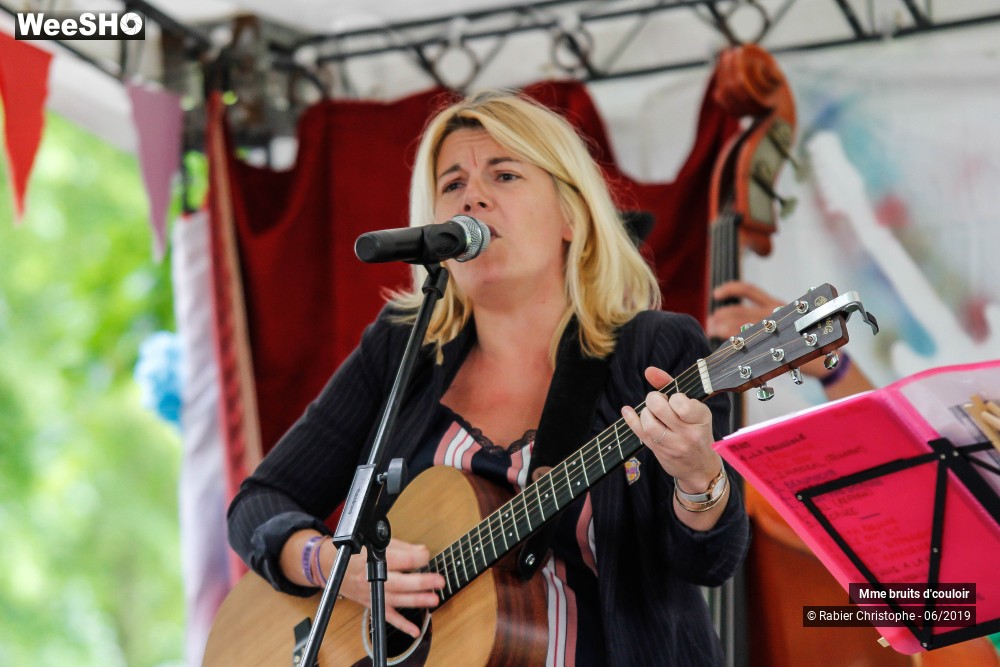 24/25 photos du spectacle Mme Bruits d'Couloir