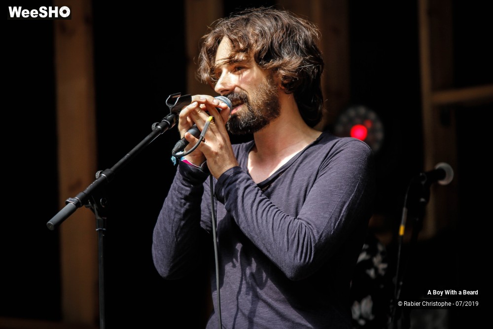 11/36 photos du spectacle A Boy With a Beard