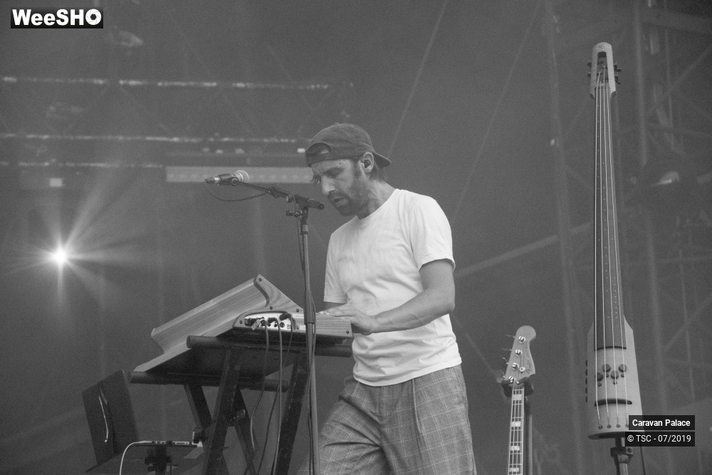 13/29 photos du spectacle Caravan Palace