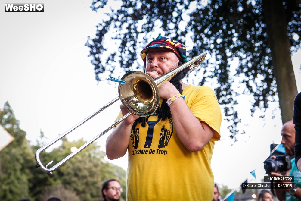 17/19 photos du spectacle Fanfare de Trop