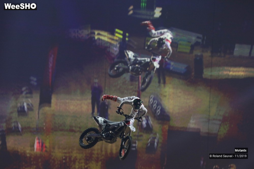 8/37 photos du spectacle F M X