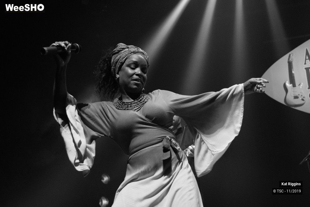 8/18 photos du spectacle Kat Riggins