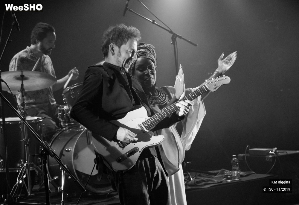 13/18 photos du spectacle Kat Riggins