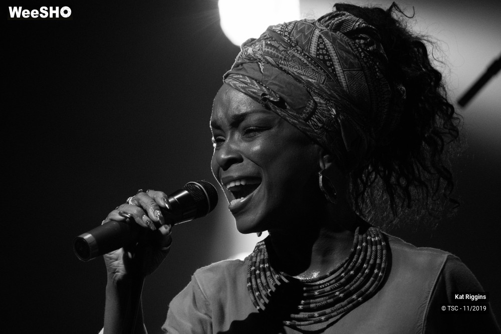 16/18 photos du spectacle Kat Riggins