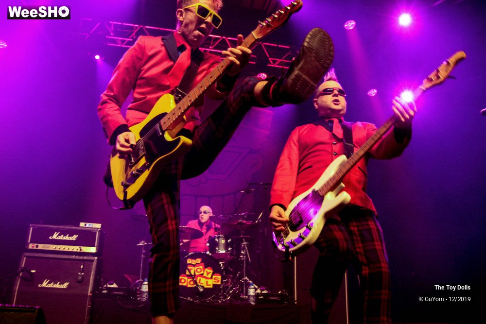 26/48 photos du spectacle he Toy Dolls
