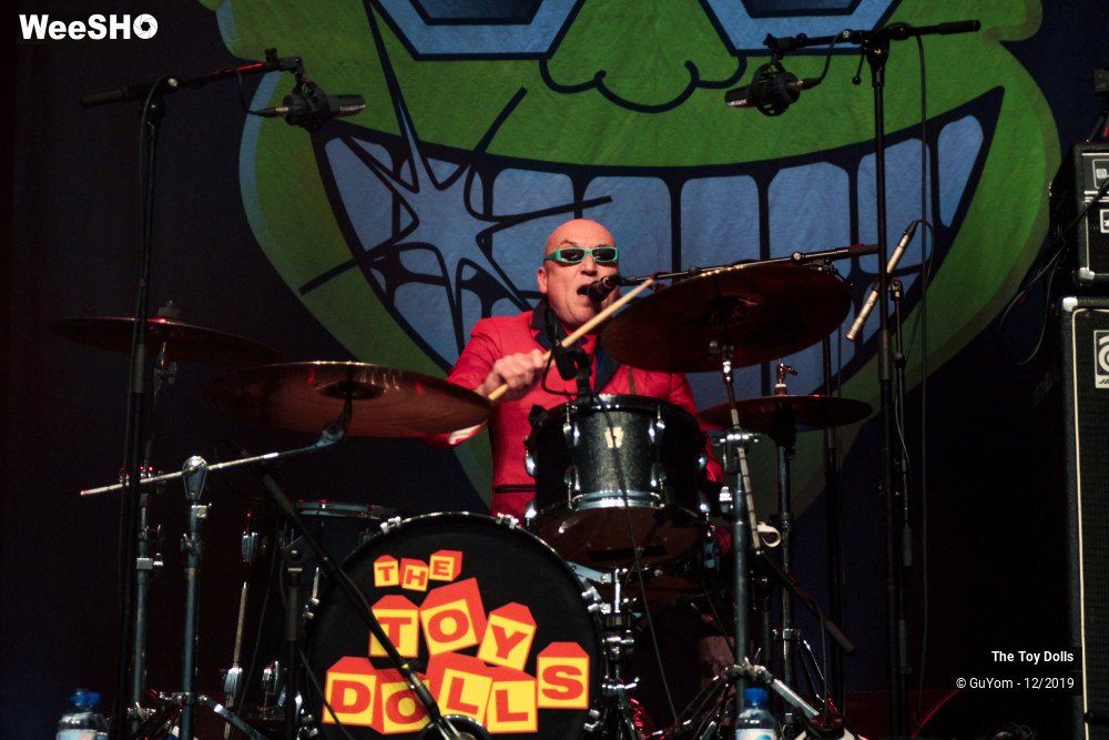 31/48 photos du spectacle he Toy Dolls