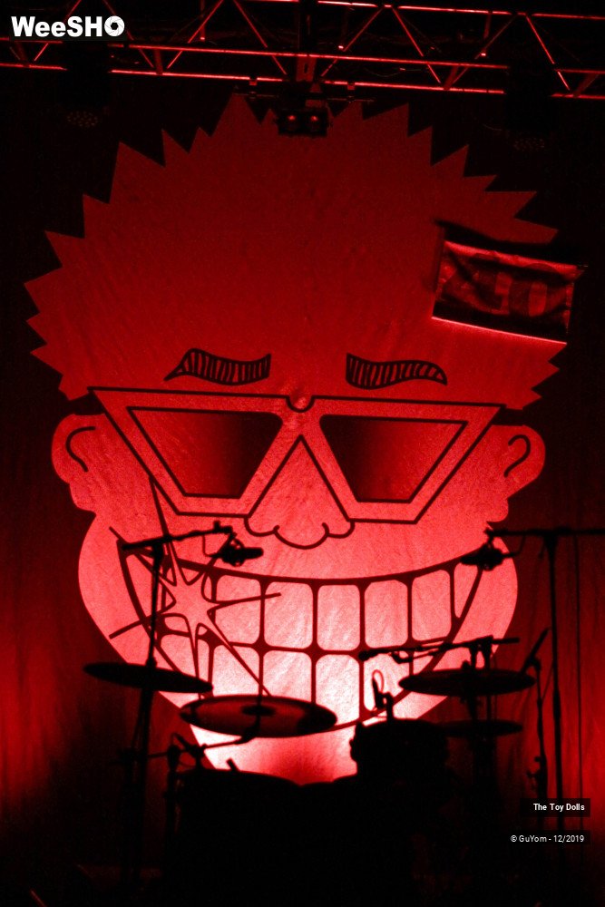 46/48 photos du spectacle he Toy Dolls