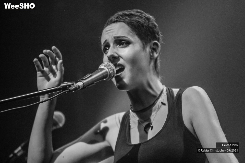7/37 photos du spectacle Hélène Piris