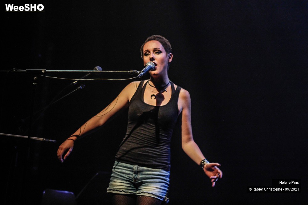 12/37 photos du spectacle Hélène Piris