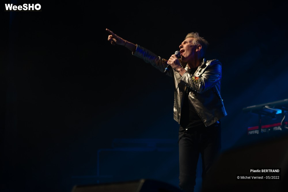 10/66 photos du spectacle Plastic Bertrand