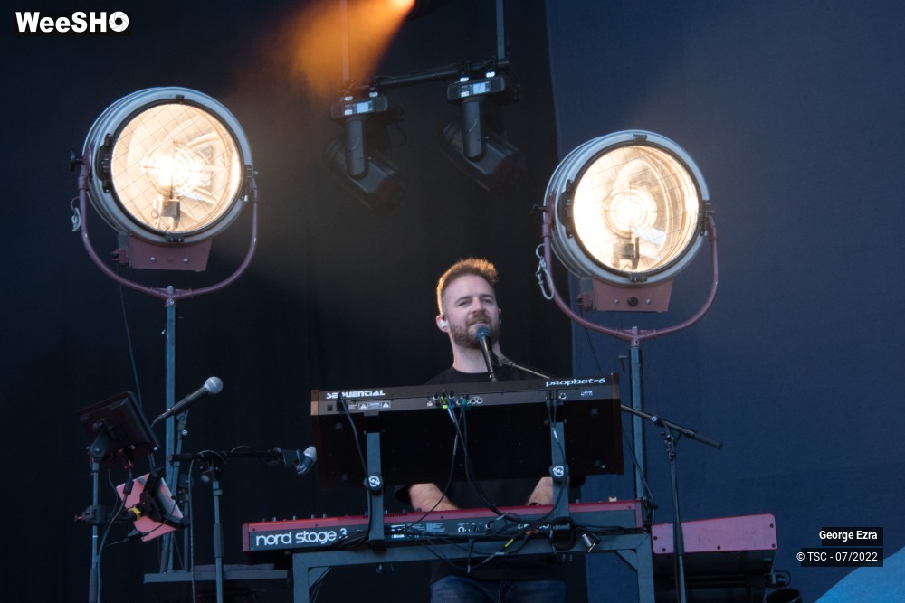 13/16 photos du spectacle George Ezra