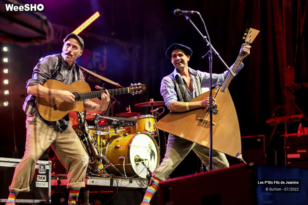3/84 photos du spectacle Les P'tits Fils de Jeanine