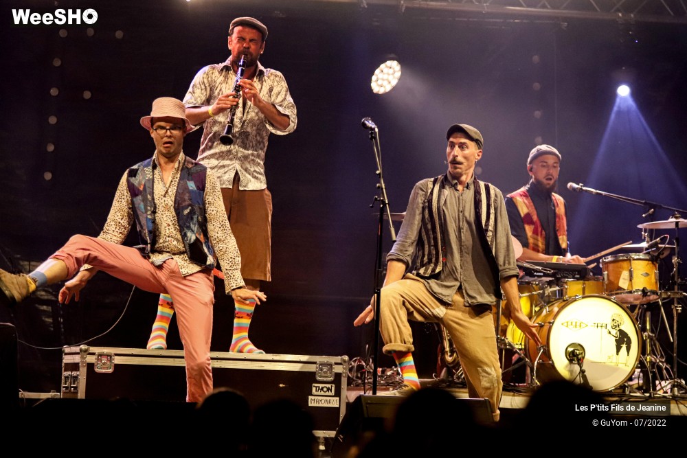 6/84 photos du spectacle Les P'tits Fils de Jeanine