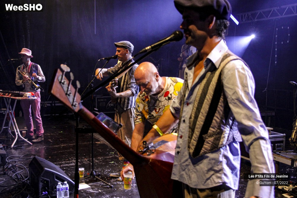 9/84 photos du spectacle Les P'tits Fils de Jeanine