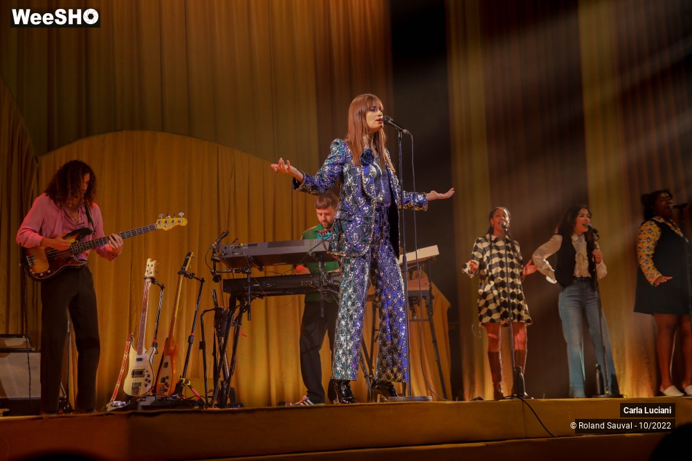 2/37 photos du spectacle Clara Luciani