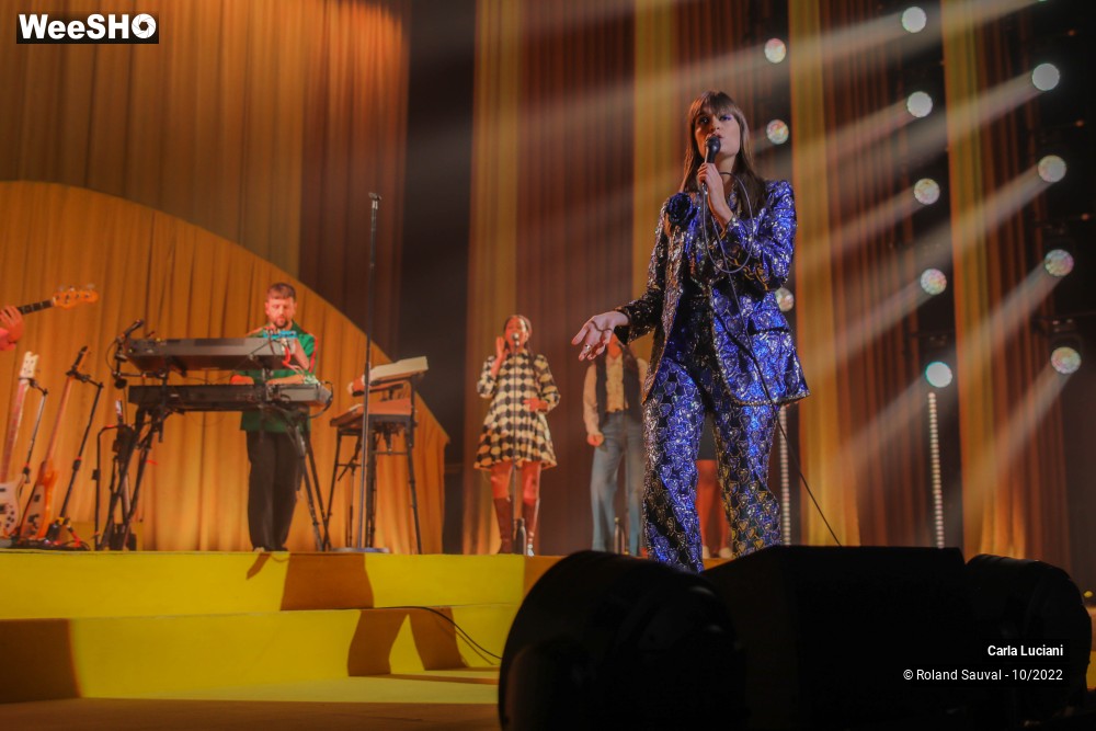 6/37 photos du spectacle Clara Luciani