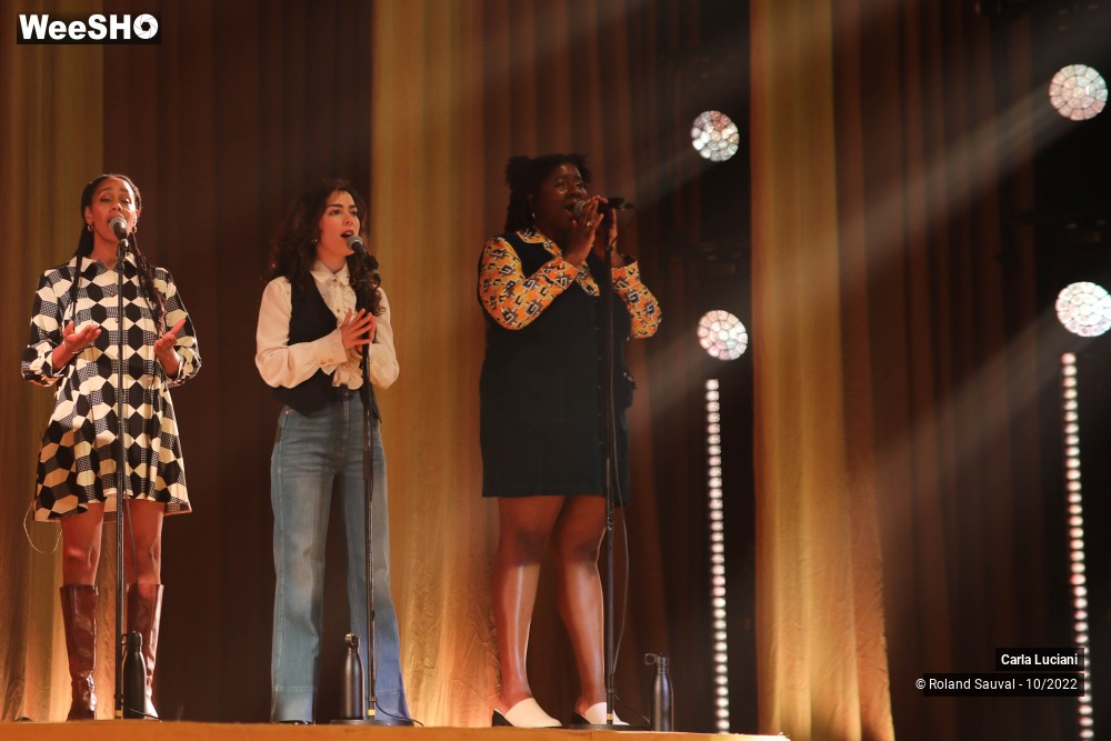 7/37 photos du spectacle Clara Luciani