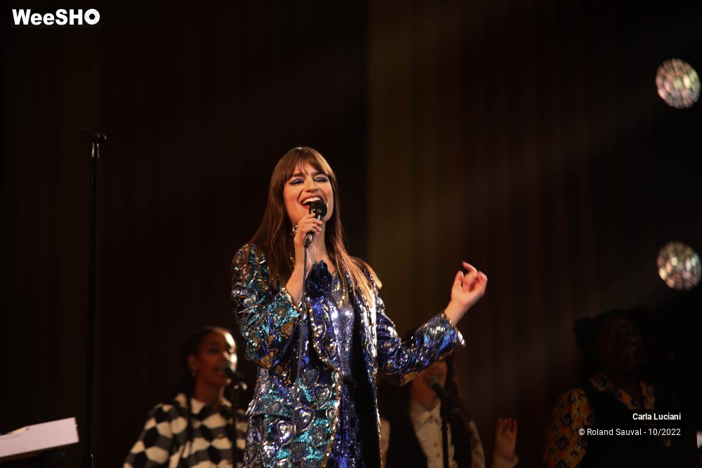 27/37 photos du spectacle Clara Luciani